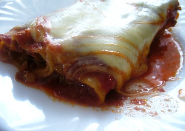Fotografia przedstawiająca Cannelloni z mięsem mielonym w pomidorowym sosie