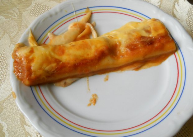 Fotografia przedstawiająca cannelloni z miesem mielonym w sosie pomidorowym z beszamelem