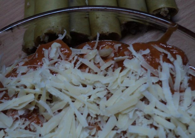 Fotografia przedstawiająca Cannelloni z mięsem mielonym w sosie  pomidorowym