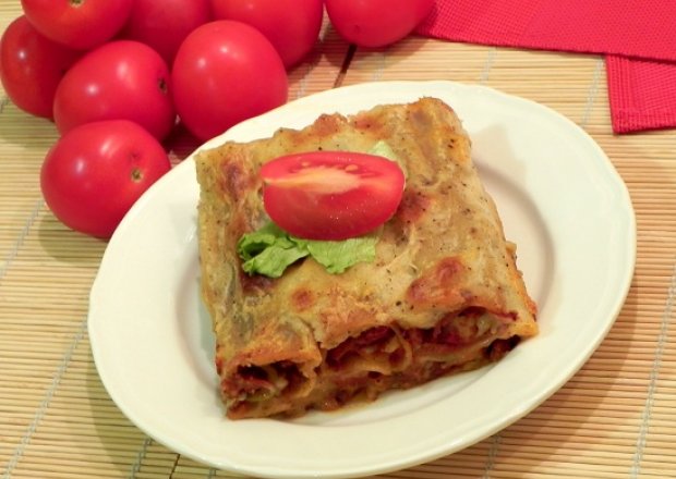 Fotografia przedstawiająca Cannelloni z pomidorami i cukinią pod beszamelem