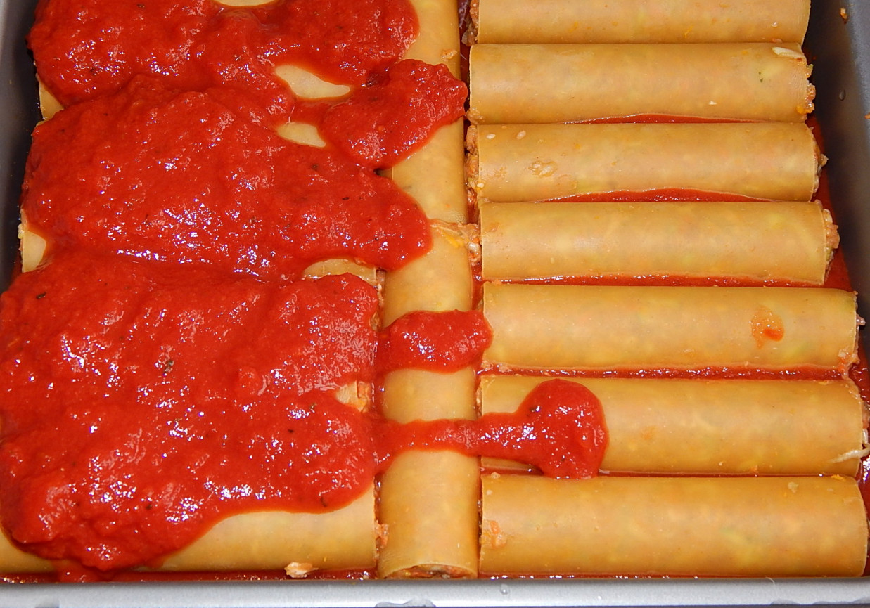 Cannelloni z wołowiną, cukinią i marchewką w sosie pomidorowym foto