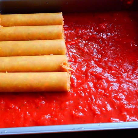 Krok 8 - Cannelloni z wołowiną, cukinią i marchewką w sosie pomidorowym foto