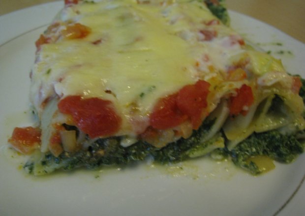 Fotografia przedstawiająca Cannelloni ze szpinakiem pomidorami i serem mozzarella