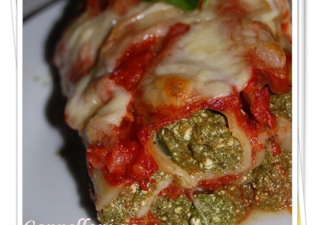 Fotografia przedstawiająca Cannelloni ze szpinakiem w sosie pomidorowym