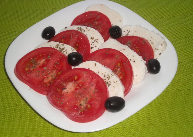Fotografia przedstawiająca Caprese z pomidorami malinowymi