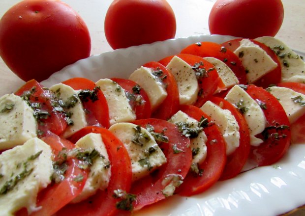 Fotografia przedstawiająca Caprese z pomidorami
