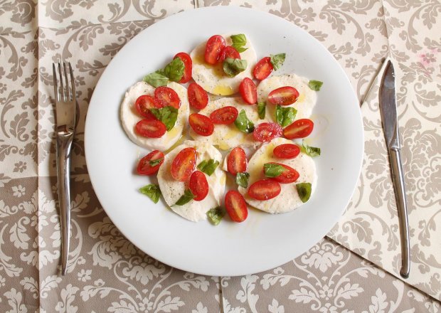 Fotografia przedstawiająca Caprese z pomidorkami daktylowymi