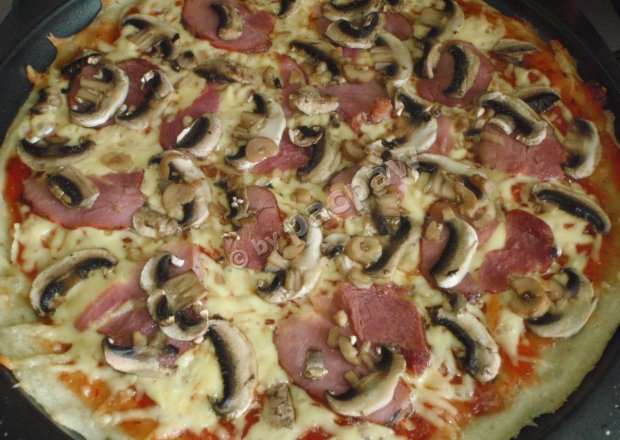 Fotografia przedstawiająca Capriciosa pizza
