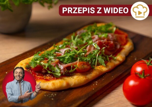 Fotografia przedstawiająca Domowa pinsa z dodatkami