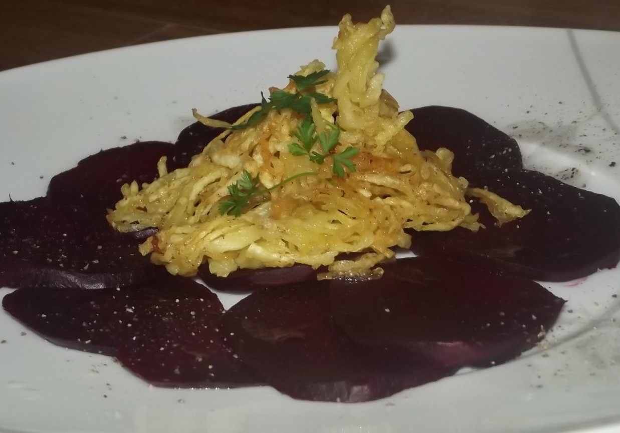 Carpaccio buraczane z chrustem foto