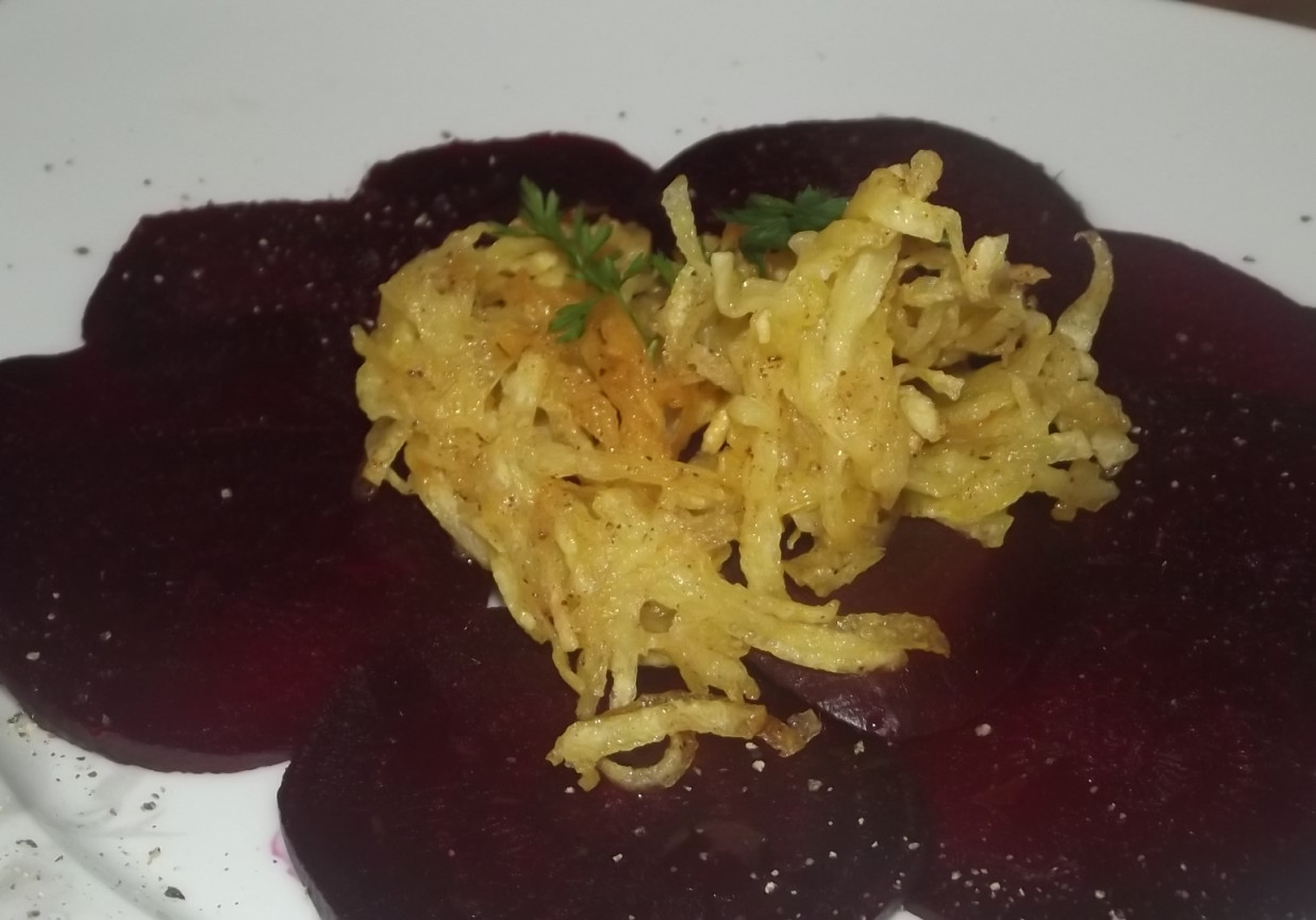 Carpaccio buraczane z chrustem foto
