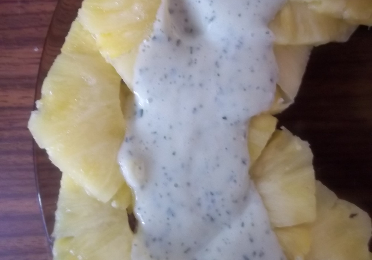 Carpaccio z ananasa z miętowym sosem foto
