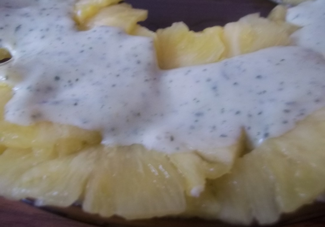 Carpaccio z ananasa z miętowym sosem foto