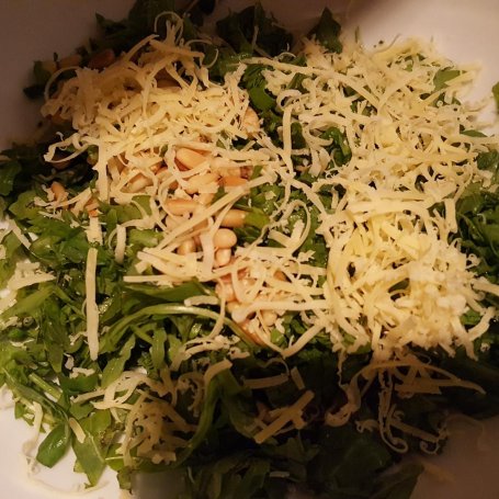 Krok 3 - Carpaccio z buraka z salsą z rukoli i kozim serem foto