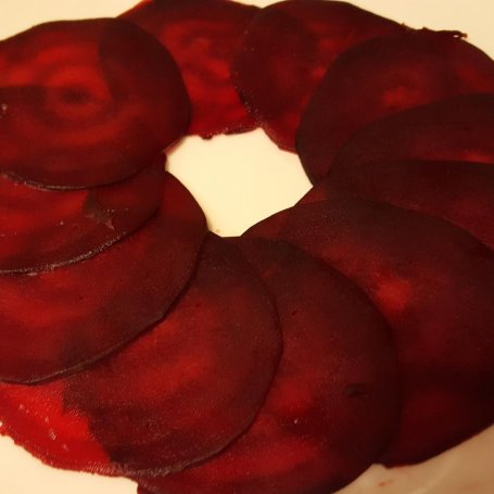 Krok 5 - Carpaccio z buraka z salsą z rukoli i kozim serem foto