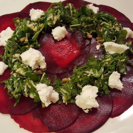 Krok 6 - Carpaccio z buraka z salsą z rukoli i kozim serem foto