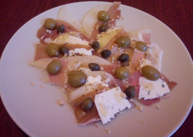 Fotografia przedstawiająca Carpaccio z gruszki i szynki parmeńskiej