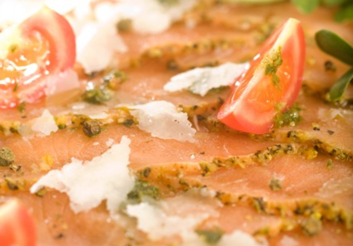 Carpaccio z łososia w grubo mielonym pieprzu i ziołach podane z pomidorami i oliwą z oliwek foto