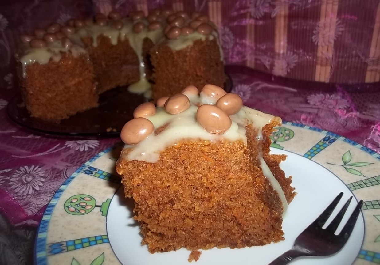 Carrot cake - amerykańskie ciasto marchewkowe foto