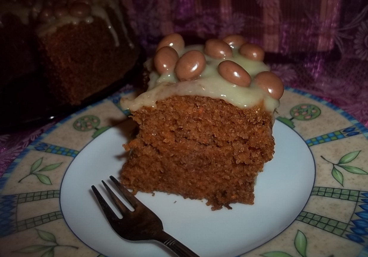 Carrot cake - amerykańskie ciasto marchewkowe foto