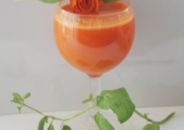 Fotografia przedstawiająca Carrot juice + honey