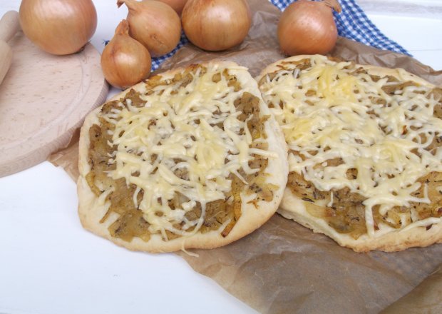 Fotografia przedstawiająca Cebularze z serem żółtym.