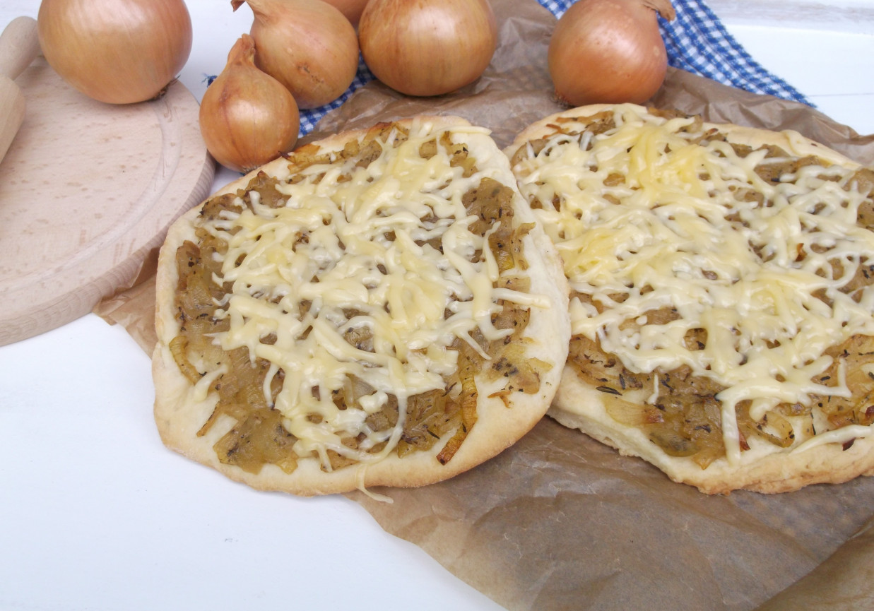 Cebularze z serem żółtym. foto