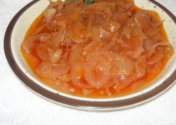 Fotografia przedstawiająca Cebulka duszona w koncentracie pomidorowym