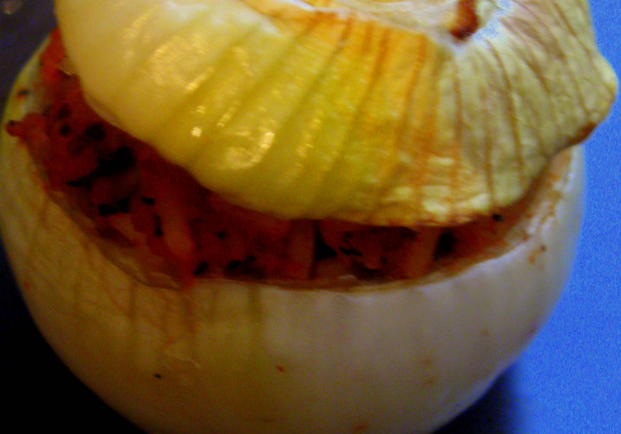 Cebulka faszerowana mięsem mielonym z ryżem foto