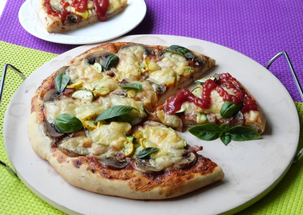 Fotografia przedstawiająca Cebulowa pizza z cukinią i pieczarkami