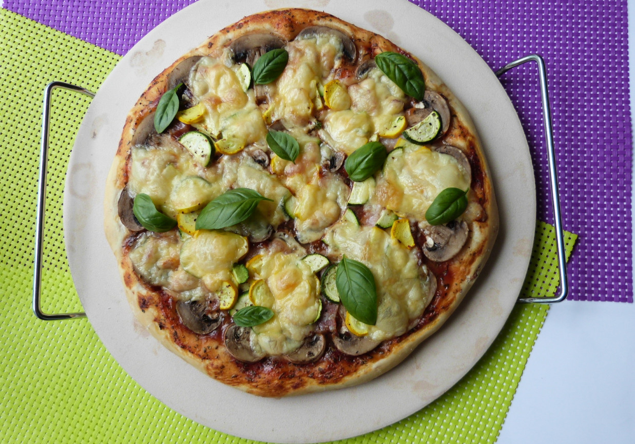 Cebulowa pizza z cukinią i pieczarkami foto