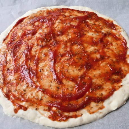Krok 4 - Cebulowa pizza z cukinią i pieczarkami foto