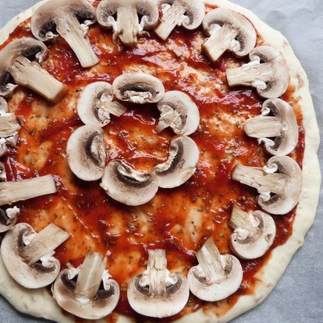 Krok 5 - Cebulowa pizza z cukinią i pieczarkami foto