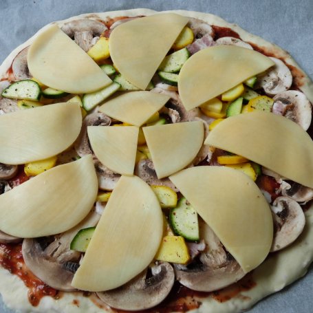 Krok 7 - Cebulowa pizza z cukinią i pieczarkami foto