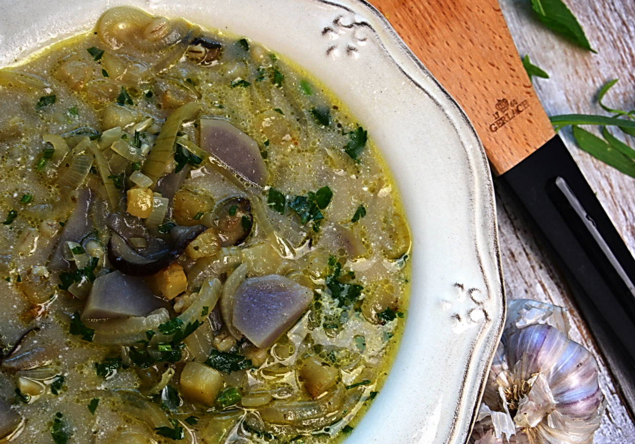 Cebulowa zupa z grzybami i fioletowymi ziemniakami foto