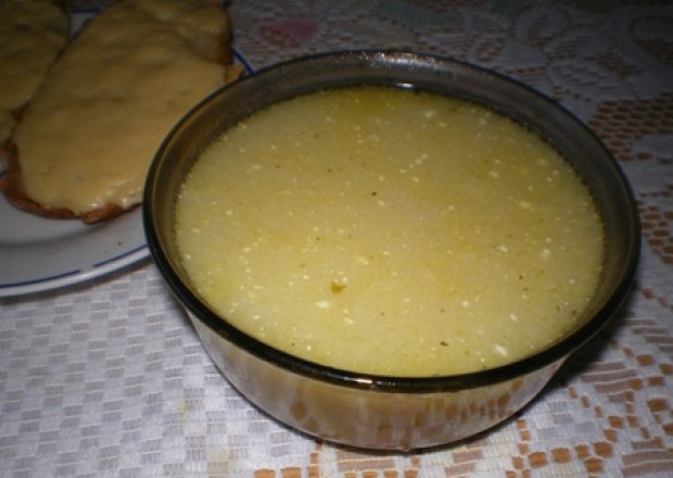 Fotografia przedstawiająca Cebulowa-krem z grzankami z serem