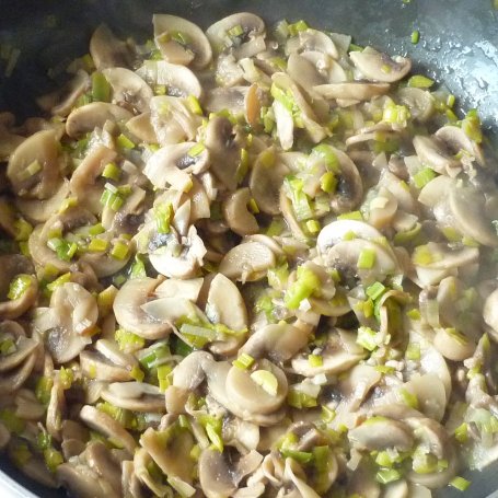 Krok 6 - Cebulowe pizzerinki z pieczarkami foto