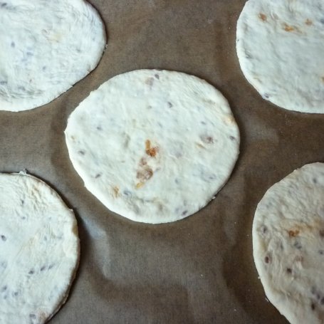 Krok 7 - Cebulowe pizzerinki z pieczarkami foto