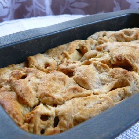 Krok 3 - " Cebulowo - jabłkowa pieczeń z ciasta francuskiego " foto