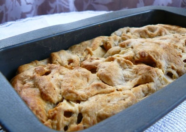 Fotografia przedstawiająca " Cebulowo - jabłkowa pieczeń z ciasta francuskiego "