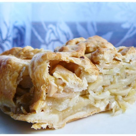 Krok 1 - " Cebulowo - jabłkowa pieczeń z ciasta francuskiego " foto