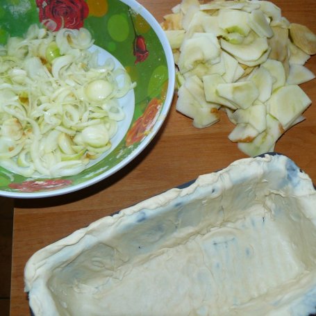 Krok 2 - " Cebulowo - jabłkowa pieczeń z ciasta francuskiego " foto