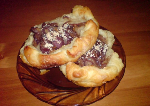 Fotografia przedstawiająca cebulowo-czosnkowe ciastka francuskie