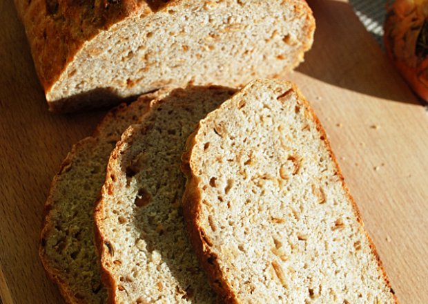 Fotografia przedstawiająca Cebulowy chleb na zakwasie żytnim