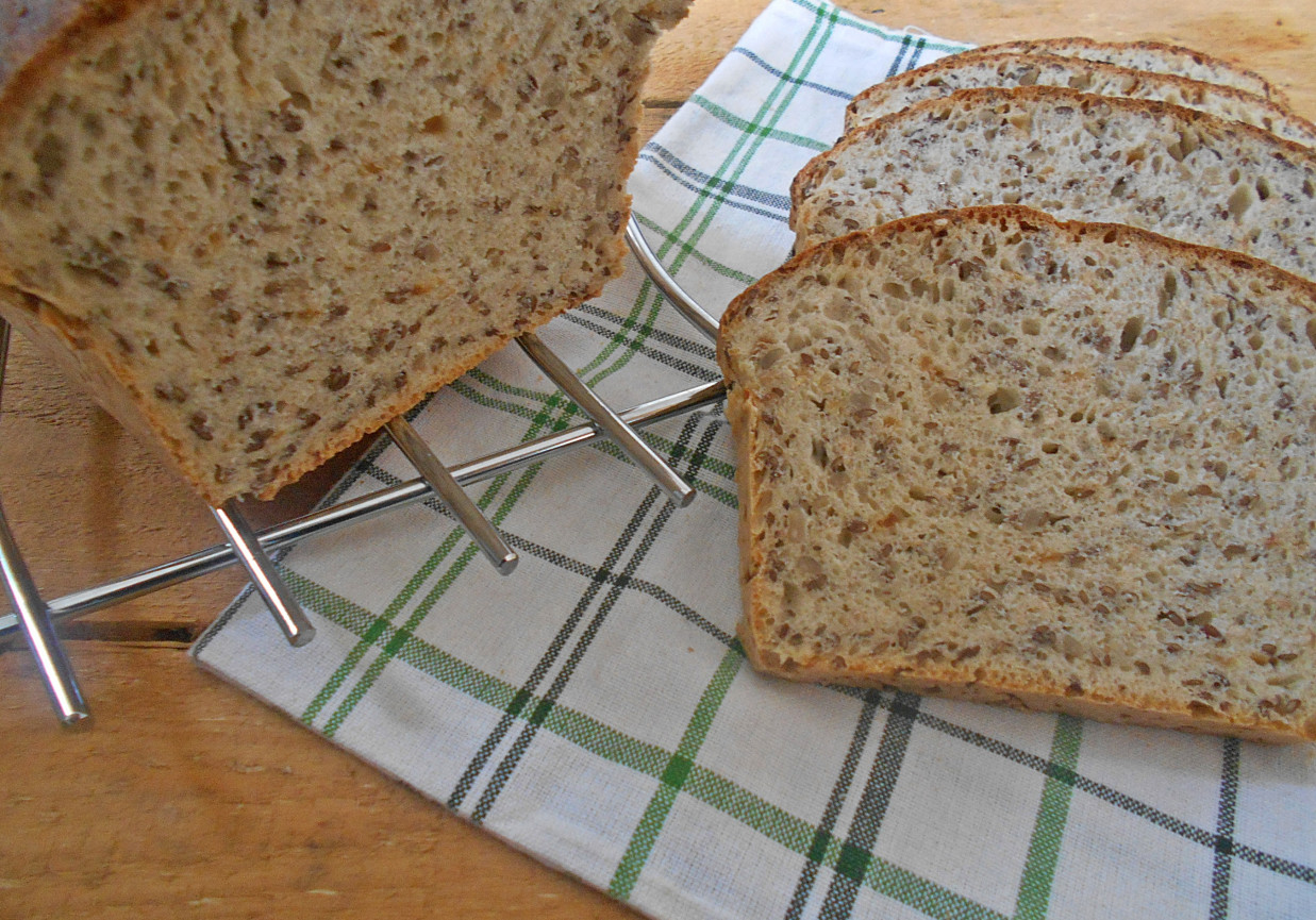 Cebulowy chleb z ziarnami foto