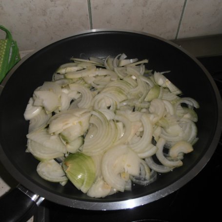 Krok 3 - Cebulowy quiche z chipsami z boczku foto