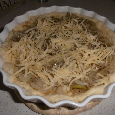 Krok 4 - Cebulowy quiche z chipsami z boczku foto