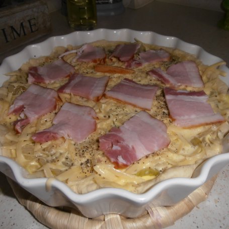 Krok 5 - Cebulowy quiche z chipsami z boczku foto