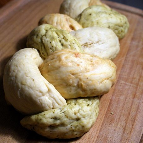 Krok 4 - Chałka o smaku pesto foto