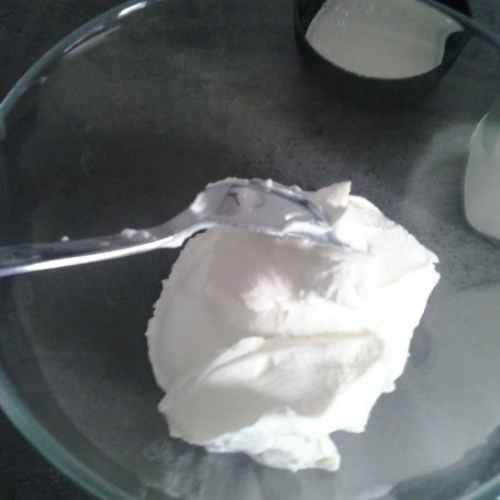 Krok 1 - chałwowy jogurt z galaretką cytrynową i orzeszkami foto